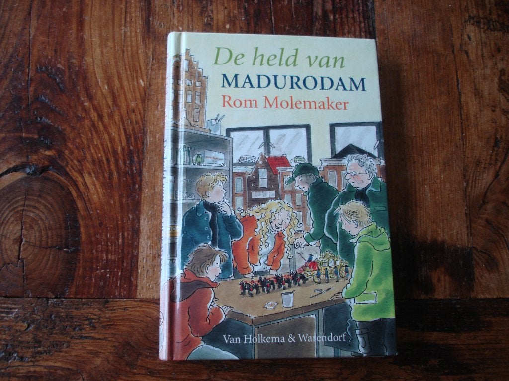 MM(696) de held van madurodam : tekst rom molenmaker., Ophalen of Verzenden, Zo goed als nieuw, Fictie algemeen