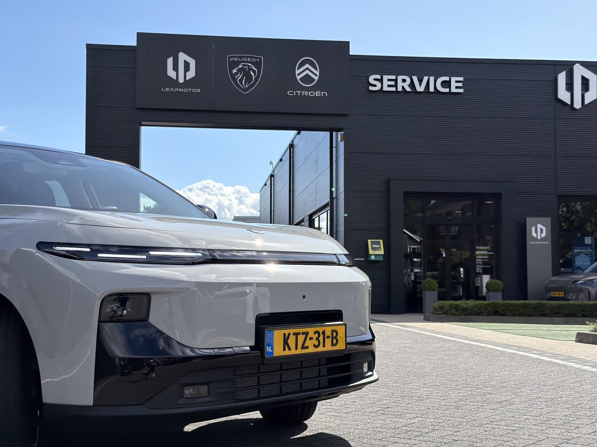 Leapmotor B10 Design Hybrid EV 18.8 kWh 218PK Automaat Navig, Auto's, 12 maanden, Achterwielaandrijving, 4 cilinders, 1760 kg