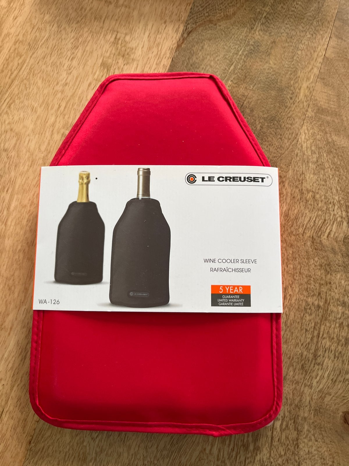 Le Creuset Wijnkoeler Sleeve Rood - Nieuw, Le Creuset, Flessenkoeler, Nieuw, Ophalen of Verzenden