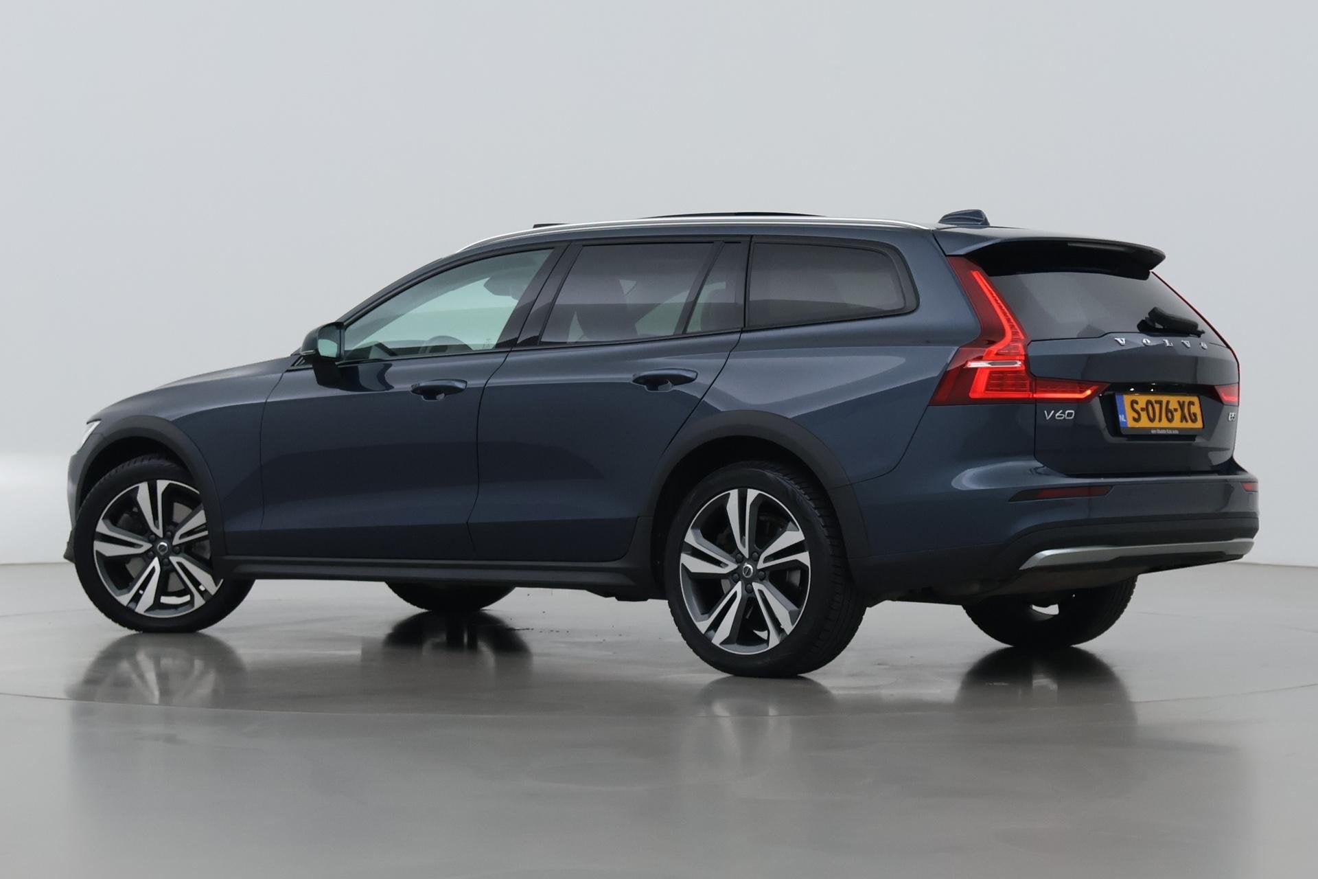 Volvo V60 Cross Country 2.0 B5 AWD Pro | ACC | Panoramadak |, Auto's, Volvo, Euro 6, 4 cilinders, 1969 cc, Blauw