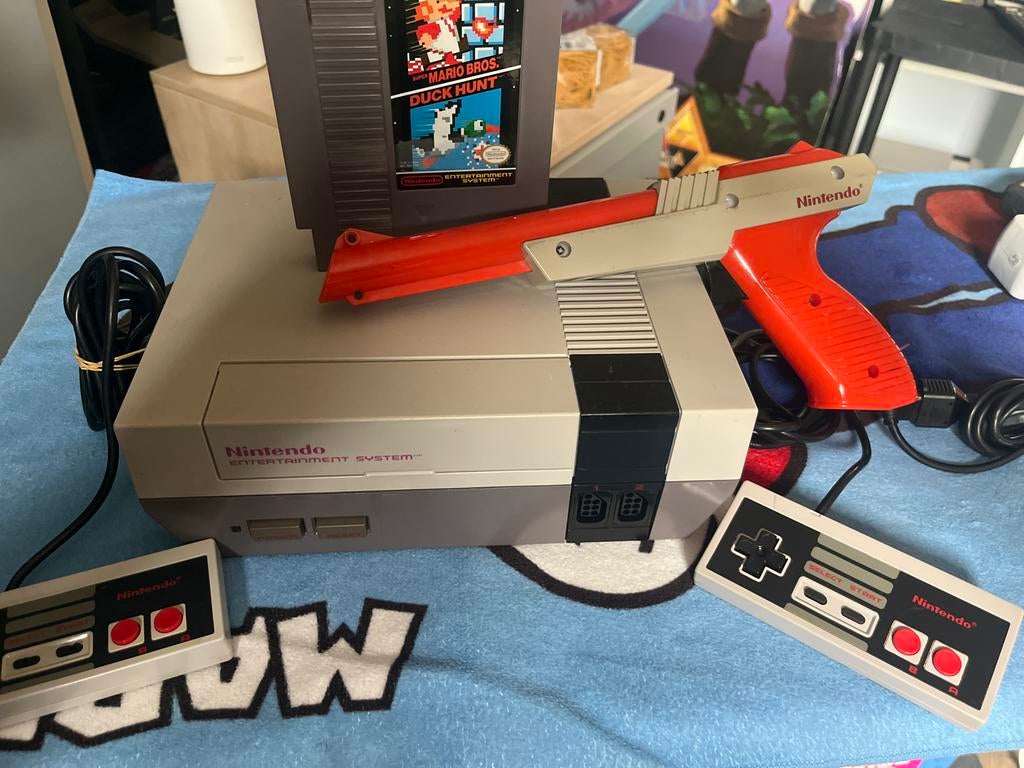Nintendo NES Classic met Super Mario Bros. / Duck Hunt, Ophalen of Verzenden, Zo goed als nieuw, Met 2 controllers, Met games