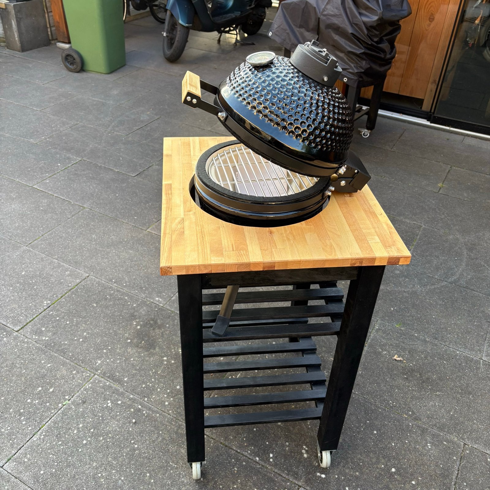 Foto 7 van Grill Meister Kamado BBQ met onderstel en wielen