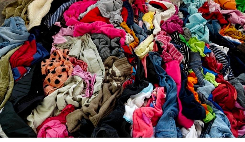 Tweedehands kleding, truien en schoenen voor 1 of 2 euro.
