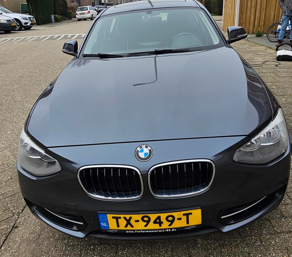 BMW 1-Serie 116I 100KW 5DR 2011 Grijs Bluetooth, Auto's, BMW, 1-Serie, Euro 5, Zwart, 4 cilinders