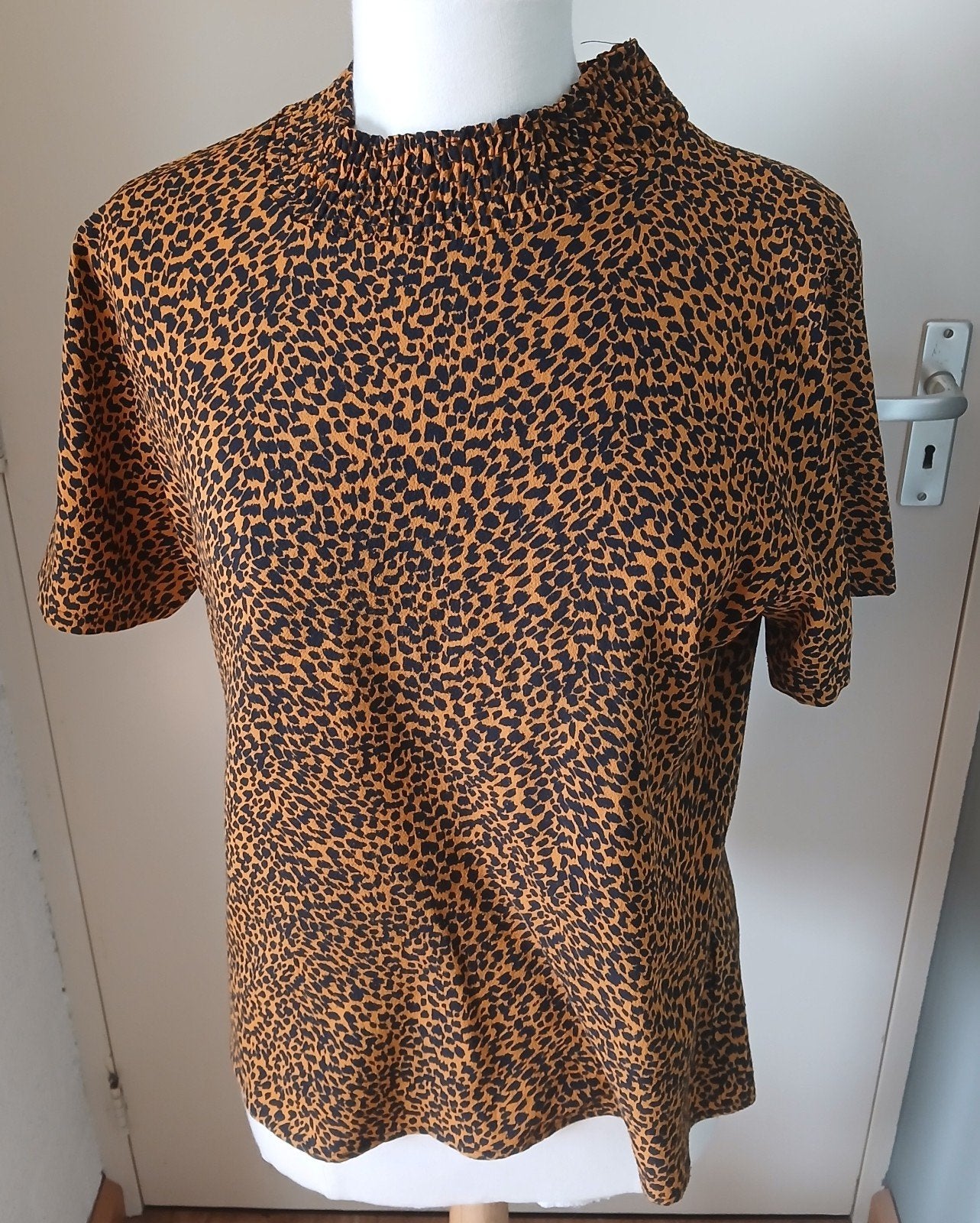 Dames top met stiek bij hals - bruin / oranje luipaard print, Bruin, Madness, Maat 42/44 (L), Ophalen of Verzenden