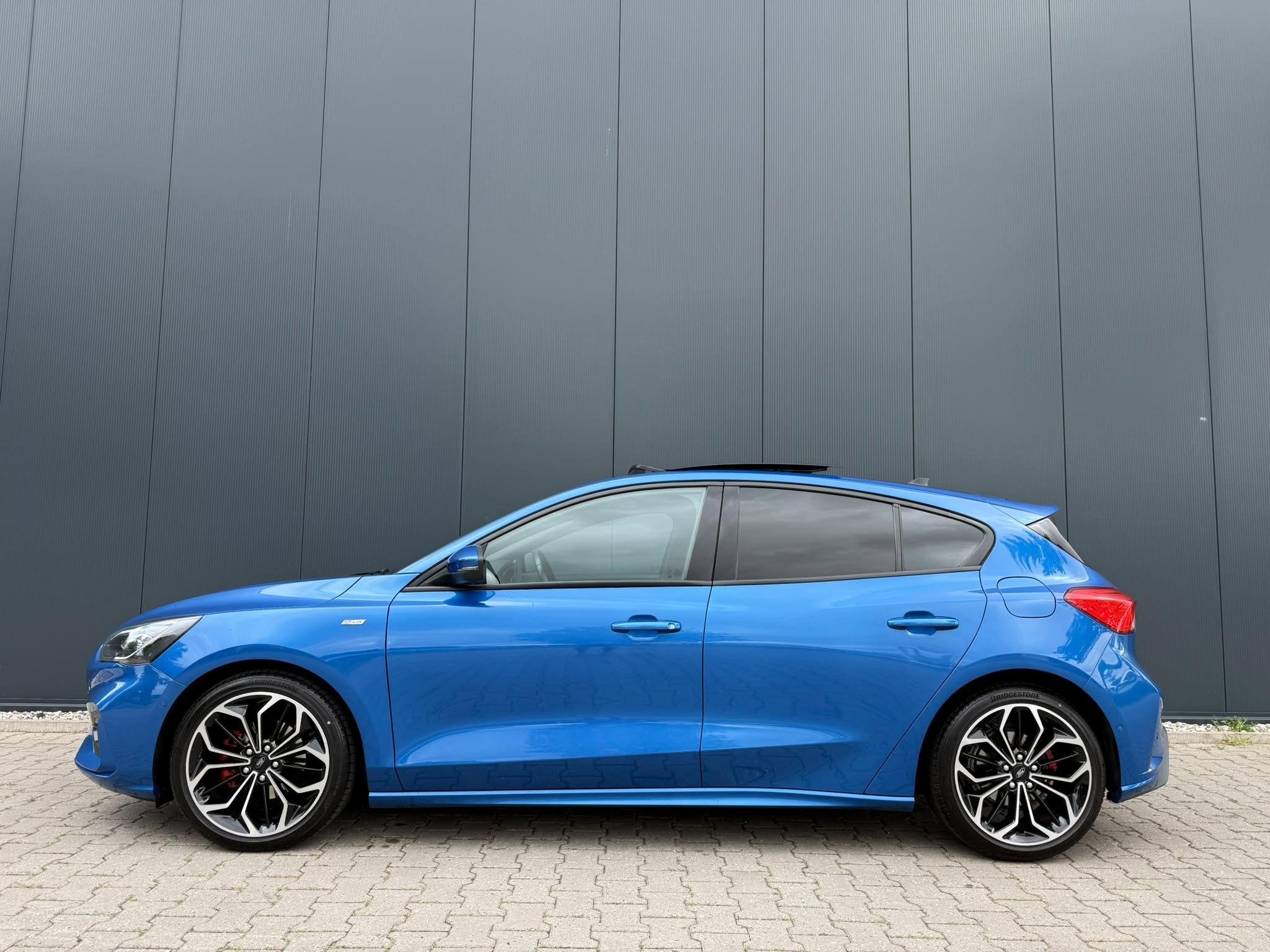 Ford Focus 1.5 EcoBoost ST Line Pano trekhaak B&O, Auto's, 1304 kg, Stof, Euro 6, Blauw