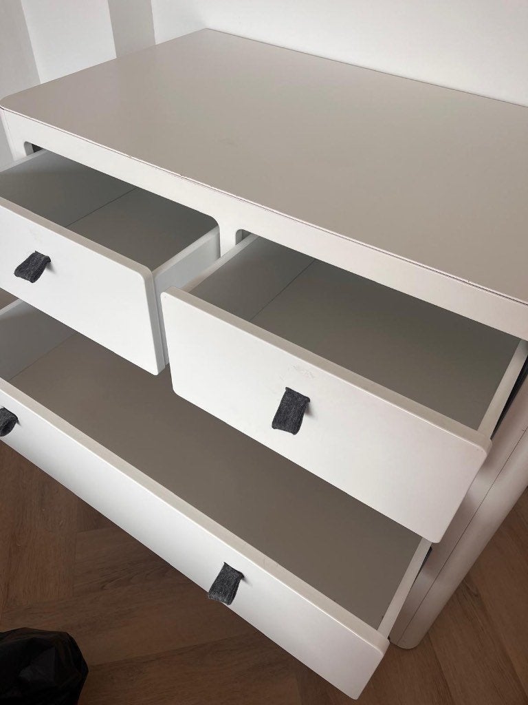 Foto 4 van Leander Classic Commode Wit met Grijze Vilten Handvaten