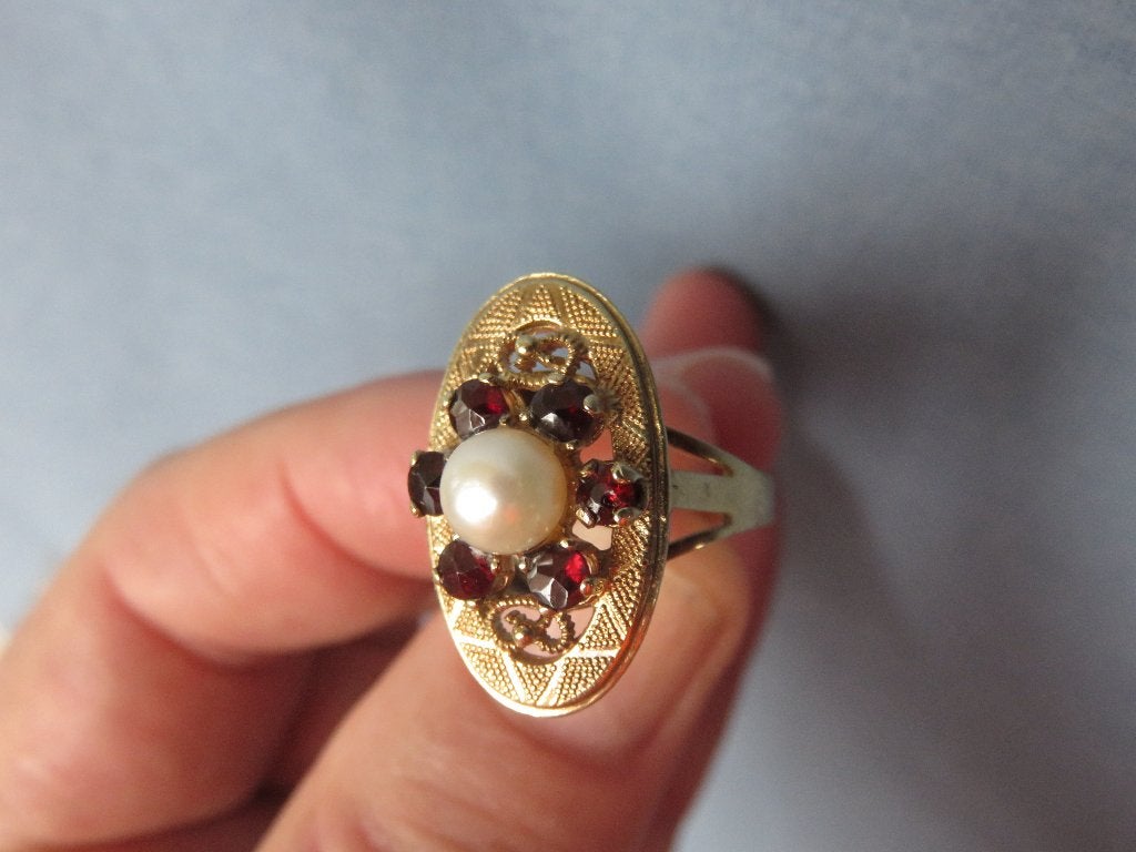 Antieke ring in 8 karaat goud met granaat steen en parel, Sieraden, Tassen en Uiterlijk, Antieke sieraden, Ophalen of Verzenden