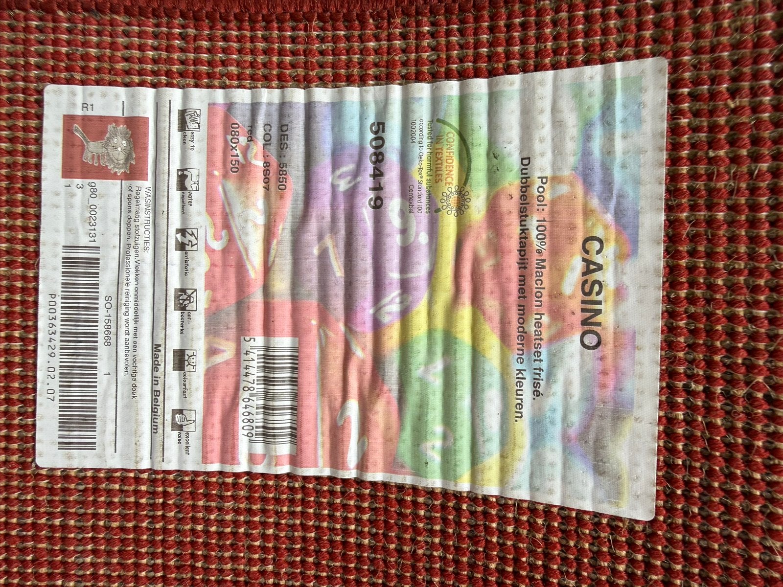 Vrolijk rood vloerkleed met leeuwenprint, Ophalen, Gebruikt, 100 tot 150 cm, 50 tot 100 cm