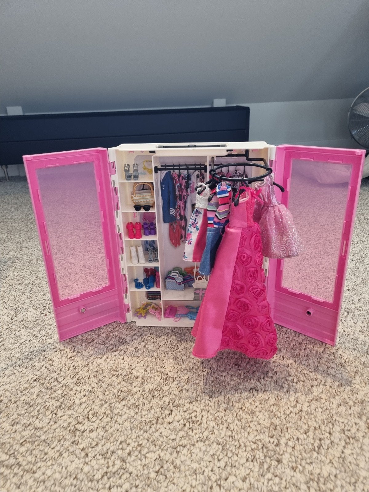 Grote Barbie set met kledingkast, koets en diverse poppen, Kinderen en Baby's, Ophalen, Gebruikt, Barbie