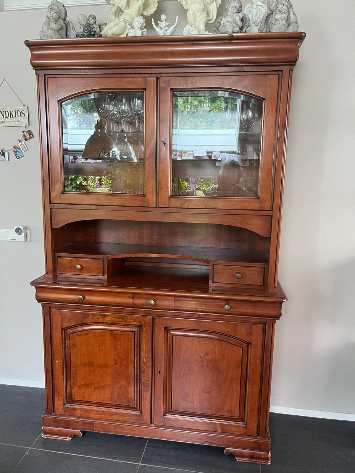 Klassieke houten vitrine/ buffetkast, Ophalen, 100 tot 150 cm, 200 cm of meer, 25 tot 50 cm