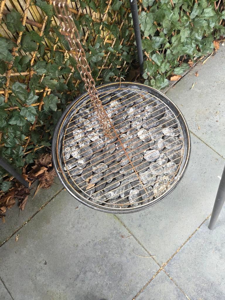 Barbecue driepoot met grillrooster en vuurschaal, Tuin en Terras, Houtskoolbarbecues, Ophalen, Gebruikt, Onbekend, Met accessoires