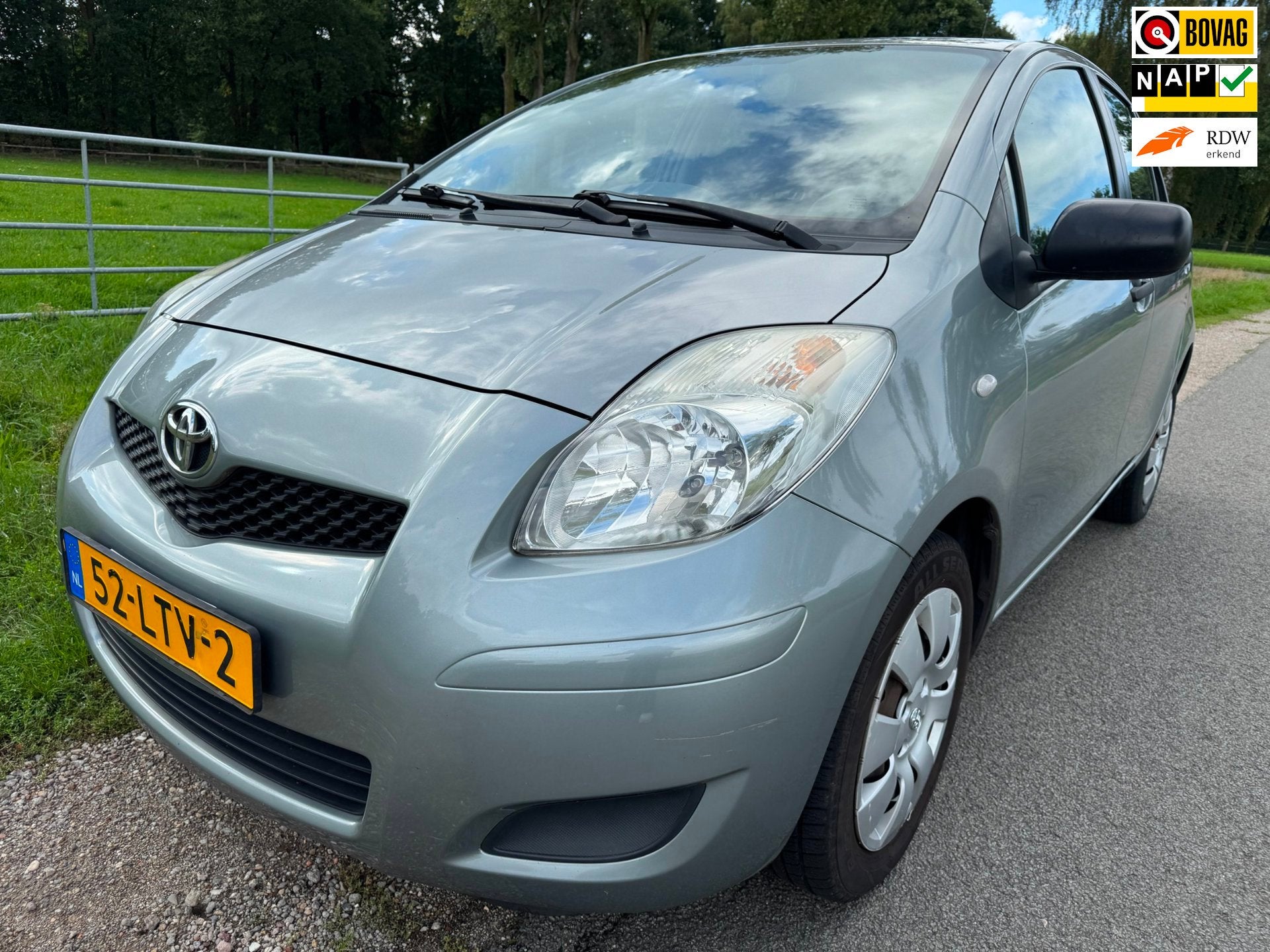 Toyota Yaris 1.3 VVTi Comfort hartstikke betrouwbaar met air, Auto's, Voorwielaandrijving, Zwart, 4 cilinders, Bedrijf