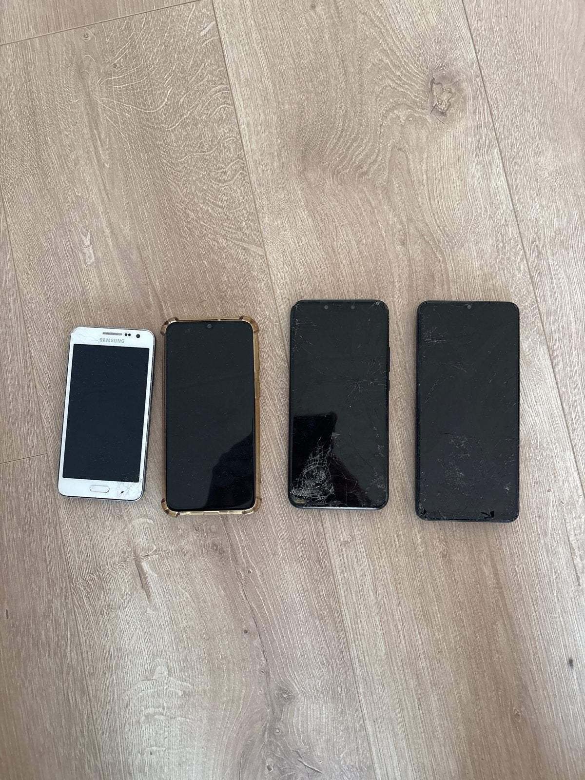 Oude telefoons - werking onbekend, lichten op bij opladen, Ophalen of Verzenden, Niet werkend, Zonder abonnement, Zonder simlock
