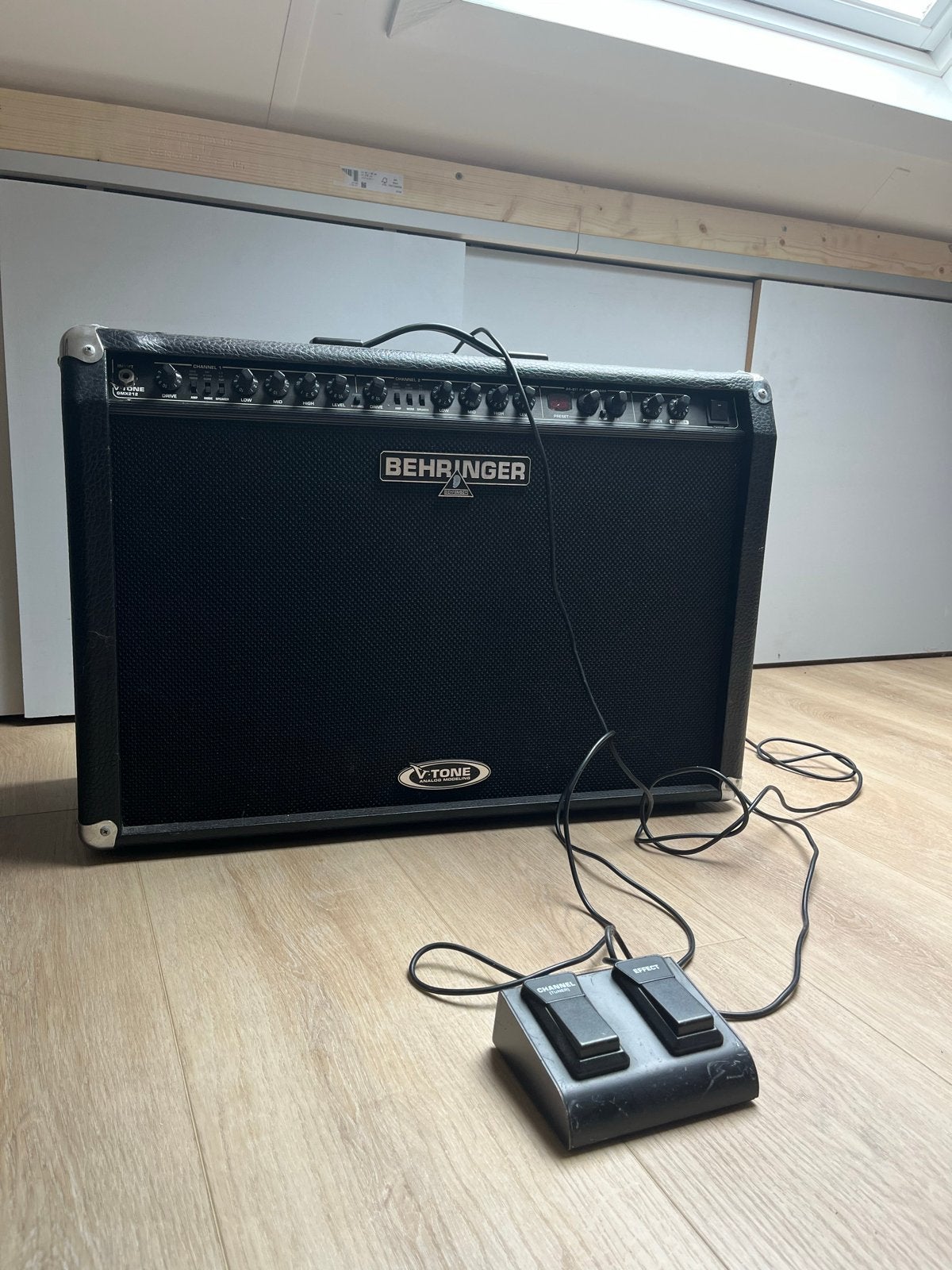 Behringer V-tone GMX212 Gitaarversterker met Footswitch, Ophalen, Gebruikt, Gitaar, 100 watt of meer
