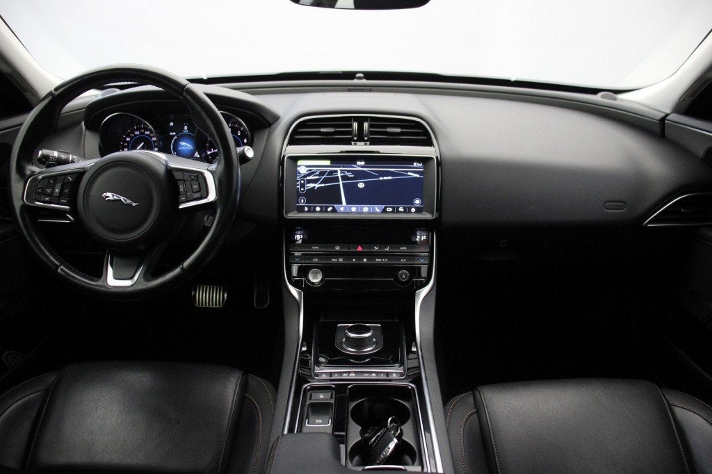 Jaguar XE Sedan 2.0t Pure Automaat - Navi, Camera, Leer, Sto, Auto's, Automaat, USB, Euro 6, 4 cilinders
