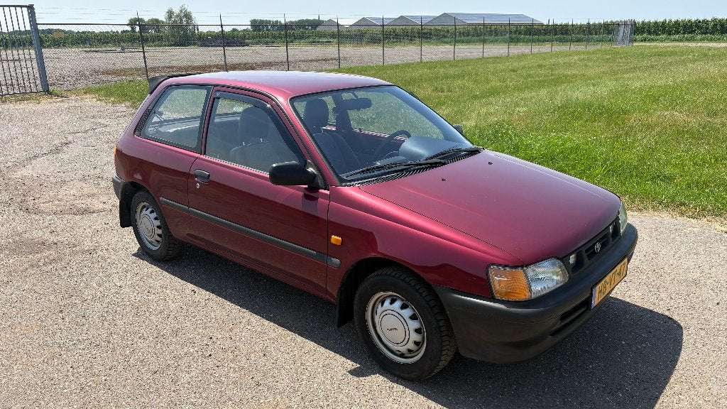 Toyota Starlet P8, Auto's, Toyota, Particulier, Starlet, Benzine, Hatchback, Handgeschakeld, Origineel Nederlands, Rood, Voorwielaandrijving