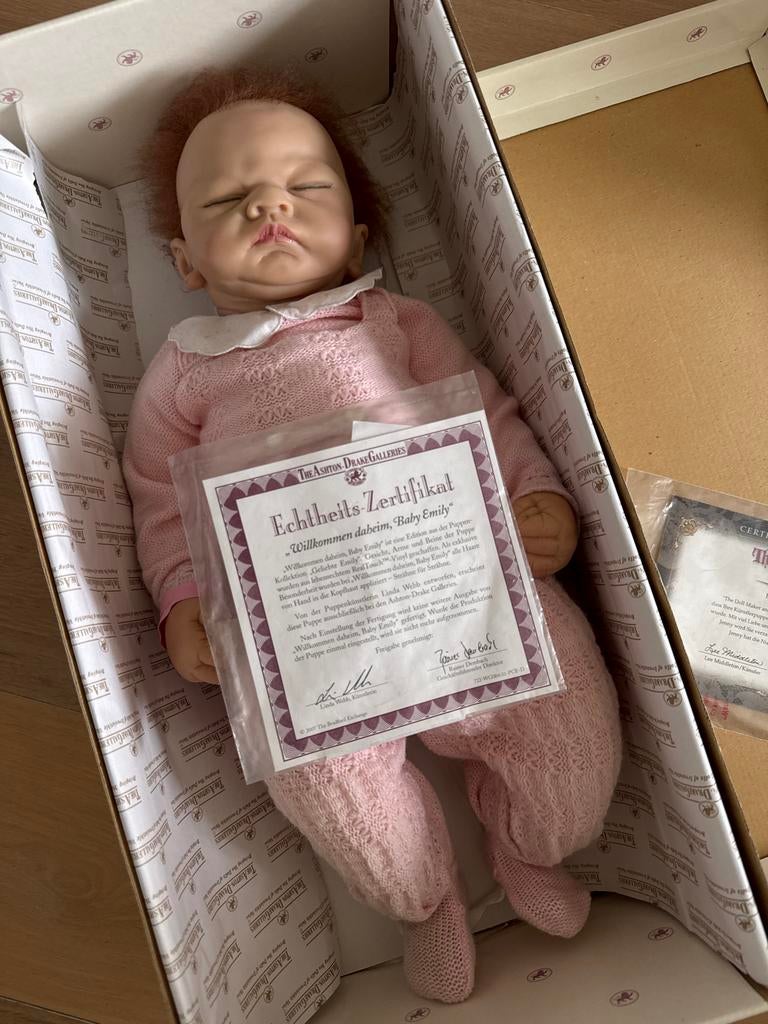 Ashton Drake "Baby Emily" RealTouch babypop met certificaat, Ophalen of Verzenden, Zo goed als nieuw, Babypop