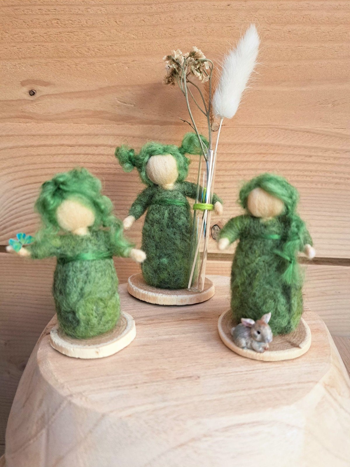 Seizoenstafel 3 aarde zusjes groen handgemaakt naaldvilt, Hobby en Vrije tijd, Vilt, Ophalen of Verzenden, Nieuw, Figuurtje(s)