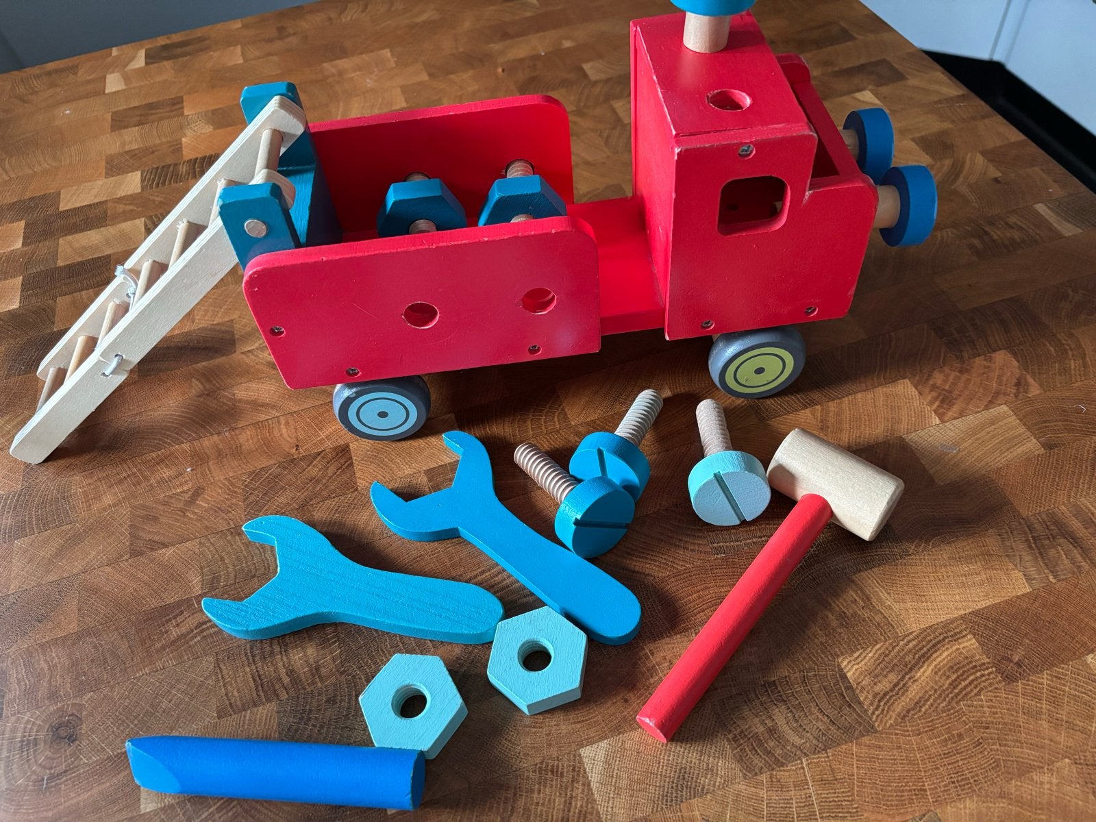 Houten brandweerauto met gereedschap - HEMA, Ophalen of Verzenden, Gebruikt, Duw- of Trekspeelgoed