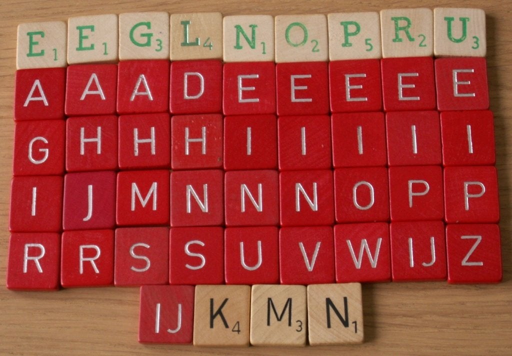 49 houten Scrabble letters rood en creme, Ophalen of Verzenden, Zo goed als nieuw