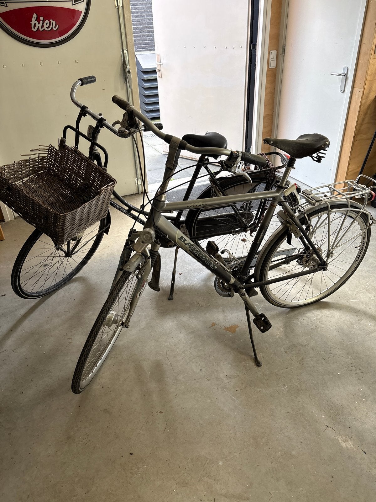 Twee gebruikte fietsen: Batavus en Rival, Ophalen, Terugtraprem, Versnellingen, Batavus