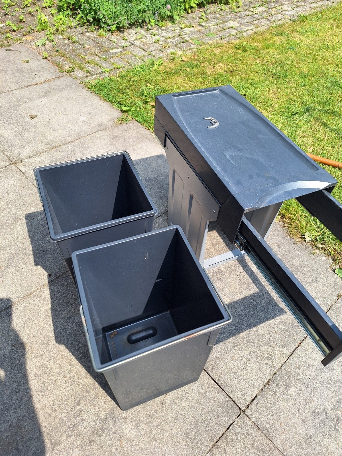 Prullenbak met twee compartimenten, Ophalen, Kunststof, Gebruikt, 50 tot 75 cm
