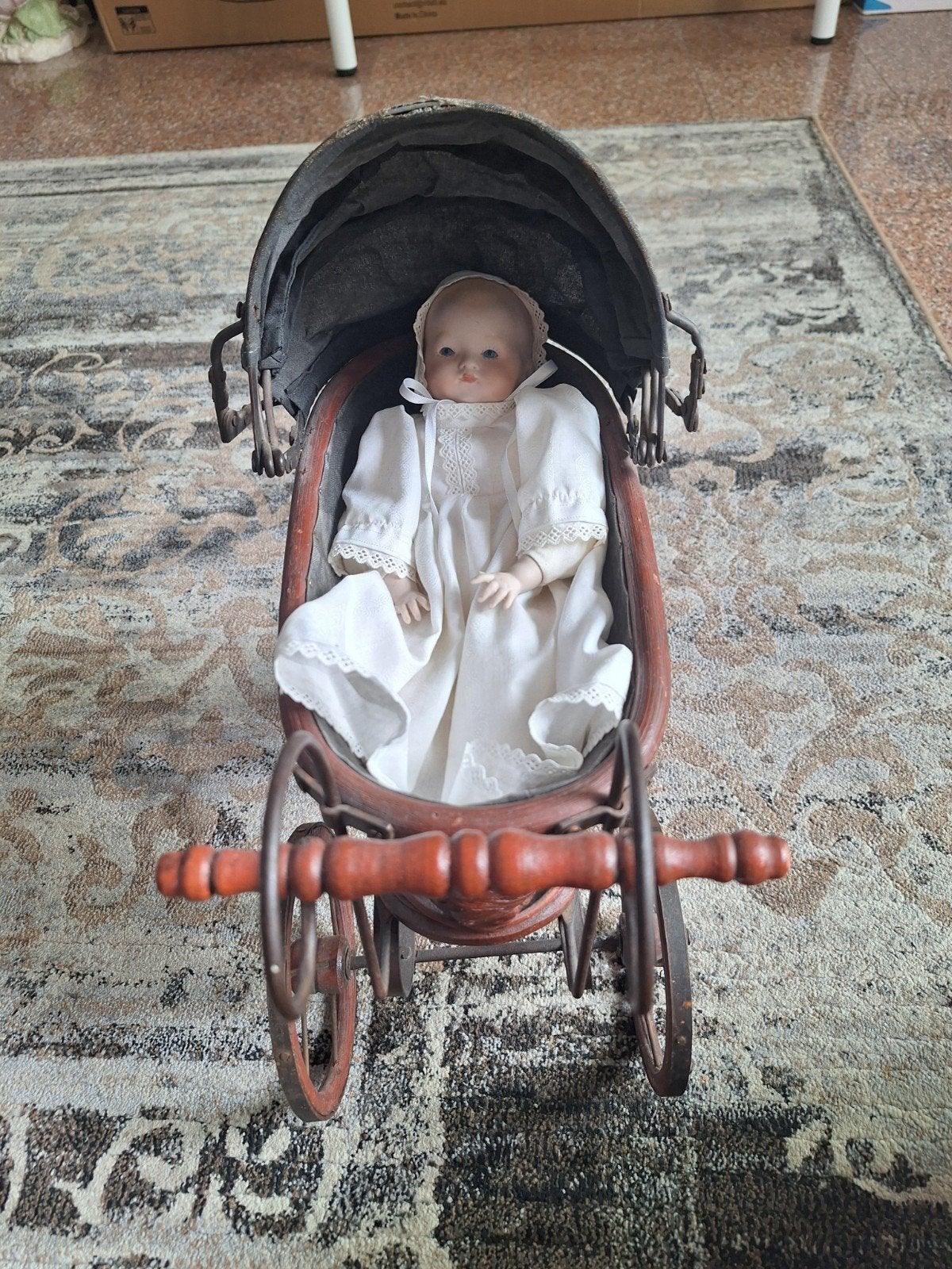 Antieke porseleinen babypop in houten poppenwagen, Ophalen of Verzenden