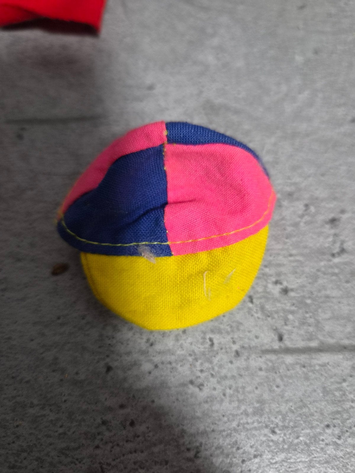 Barbie accessoire - kleurrijke pet, Ophalen of Verzenden, Kleertjes