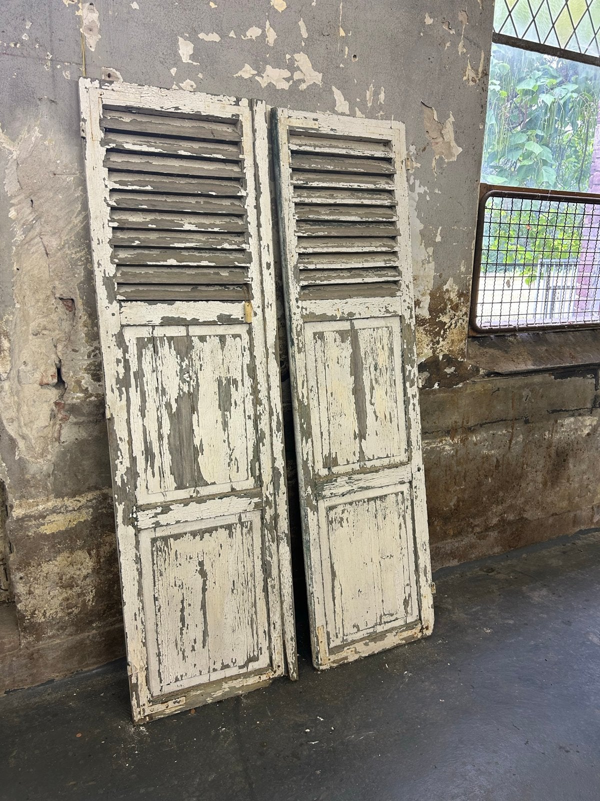 2 Oude zware louvre luiken - Brocante decoratie, Ophalen of Verzenden