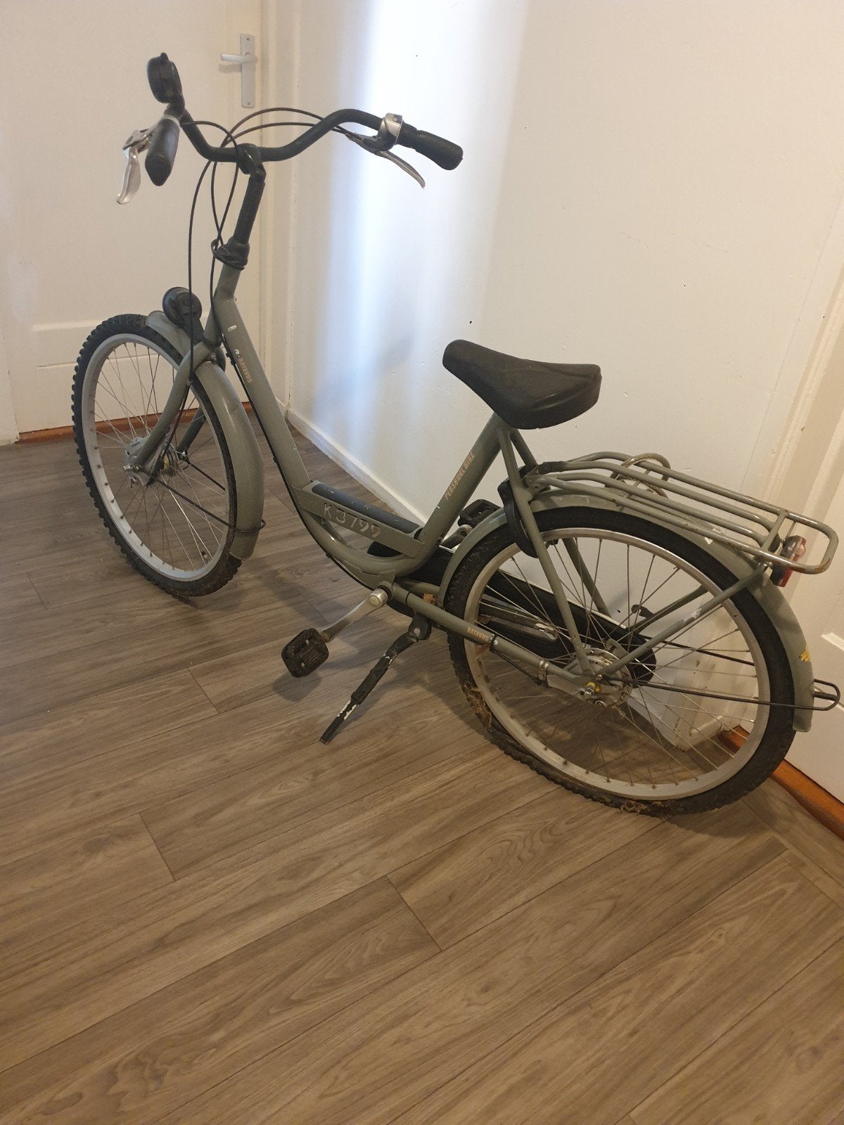 Dames fiets 3versnelling binnen/buiten bandmoet je vervangen, Ophalen, Gebruikt