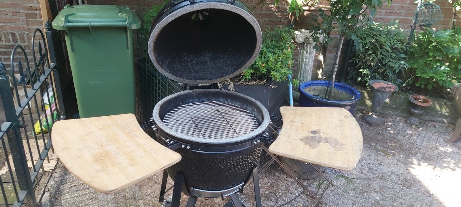 Kamado BBQ met accessoires en hoes, Ophalen, Gebruikt, Onbekend (briketten: The Bastard)