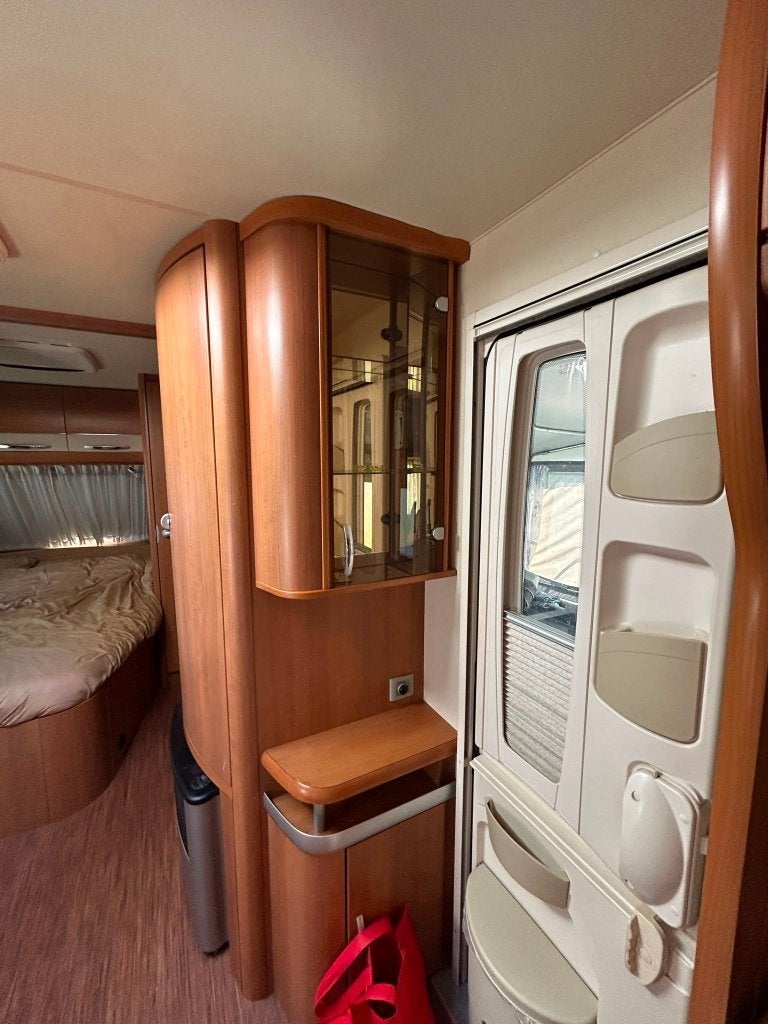 Foto 11 van Hobby 560 UFE, compleet met inventaris en voortent