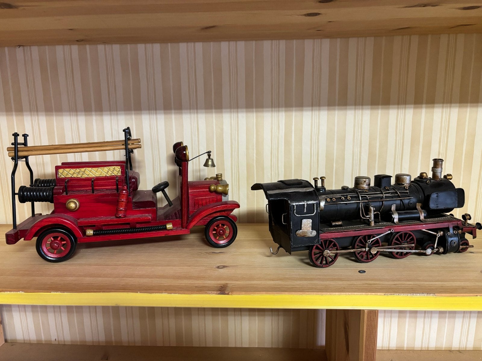 Decoratieve schaalmodellen: Brandweerwagen & Trein, Ophalen, Gebruikt, Overige soorten, Schaalmodel
