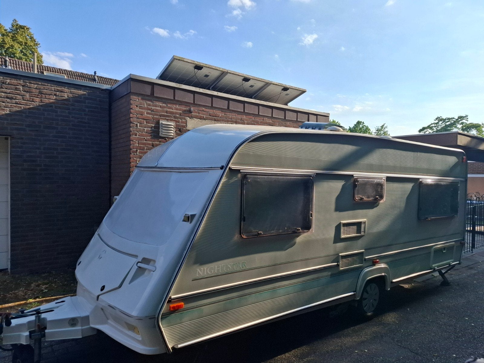 Award Nightstar Ruime familiecaravan met mover & voorte, Vast bed, Rondzit, Koelkast, Tot en met 4