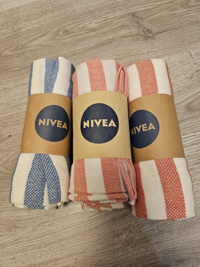 NIVEA Handdoeken Set - Nieuw (3 stuks), Ophalen, Nieuw