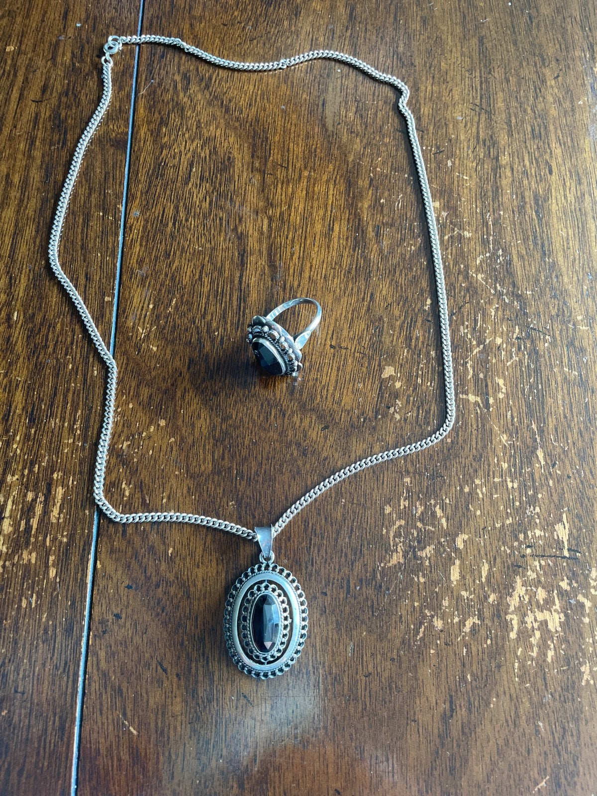 Antieke zilveren ketting en ring met zwarte steen, Gebruikt, Ophalen of Verzenden, Kleiner dan 17, Met edelsteen