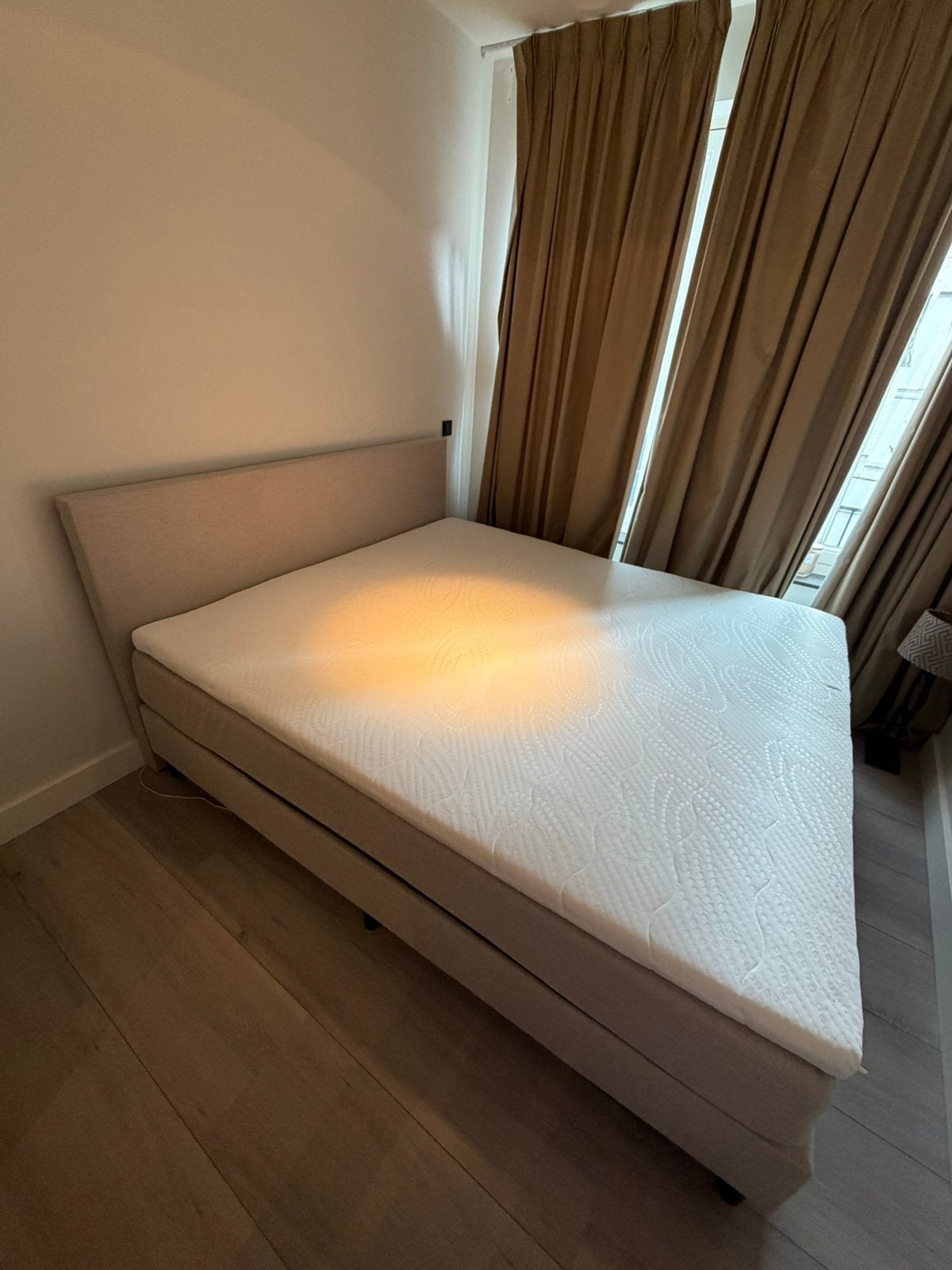 Crème kleur boxspring 180 x 200 - zeer nette staat, Huis en Inrichting, Slaapkamer | Boxsprings, Zo goed als nieuw, 180 cm, 200 cm