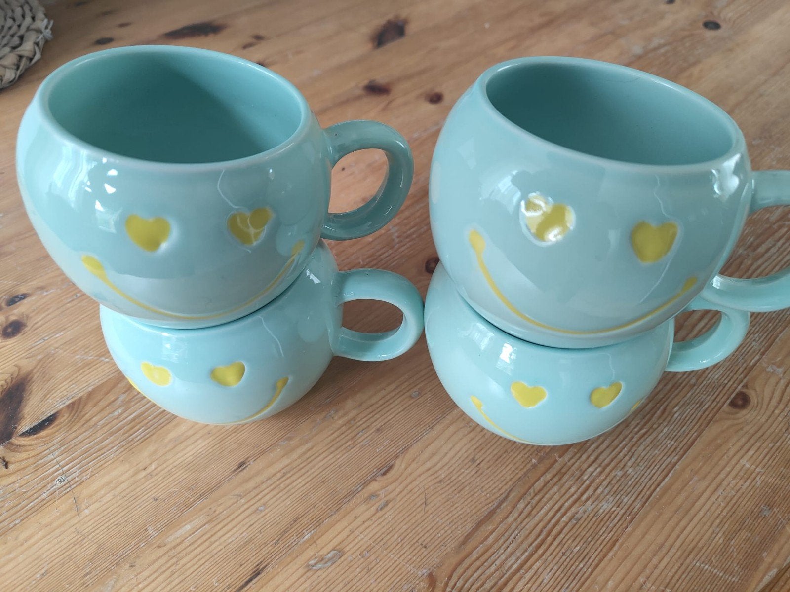Leuke smiley mokken set van 4 stuks, Keramiek, Ophalen of Verzenden, Zo goed als nieuw, Overige stijlen