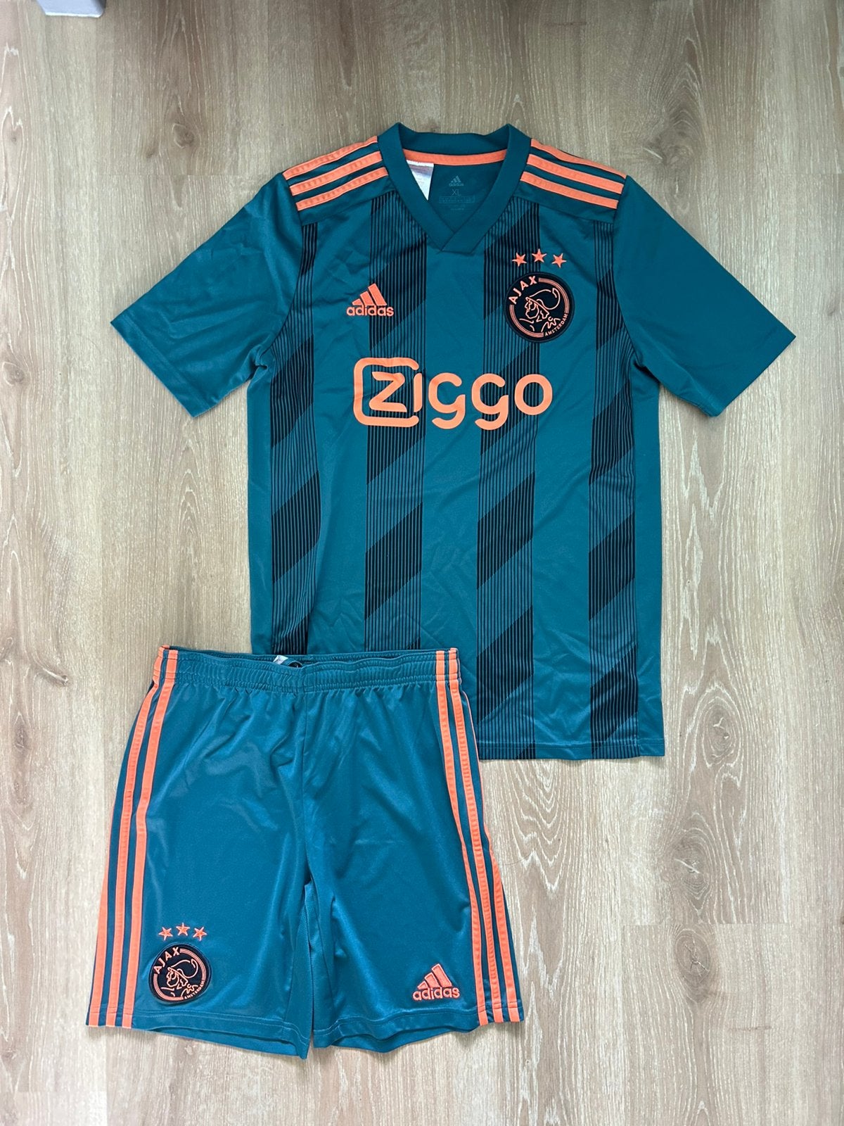 Ajax groen uittenue Adidas 19/20 maat 176/164, Gebruikt, Jongen of Meisje, Sport- of Zwemkleding, Ophalen of Verzenden