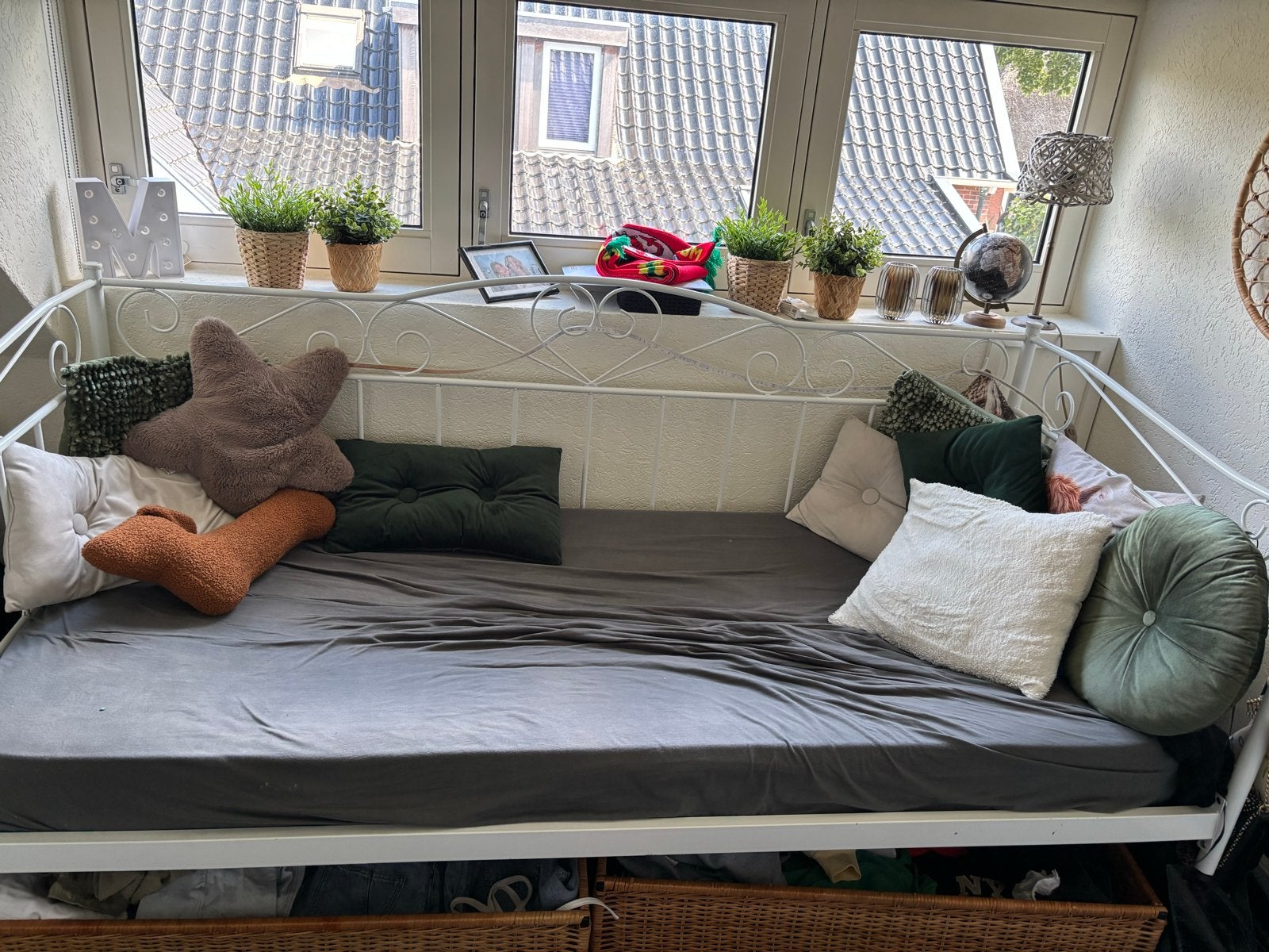 Witte stalen bedbank met manden, Huis en Inrichting, Gebruikt, 90 cm, Eenpersoons, Wit
