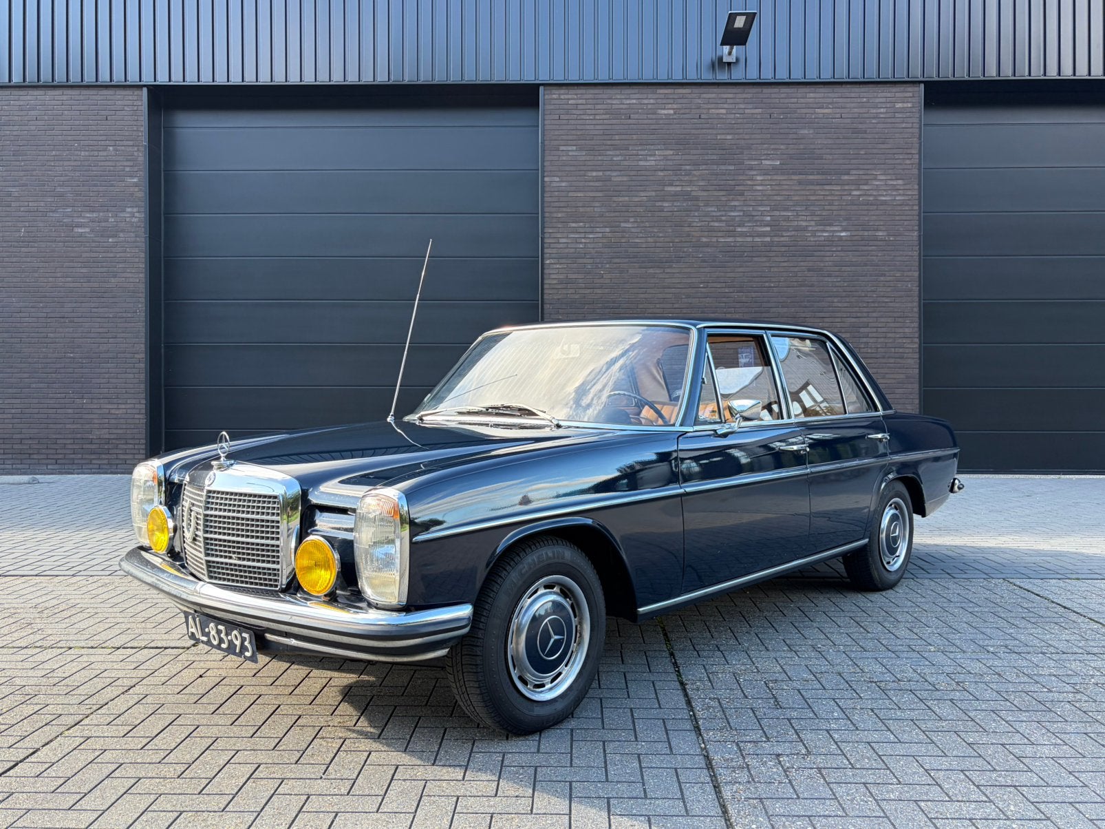 Mercedes benz w115 220d 1971 belastingvrij oldtimer diesel, Auto's, Achterwielaandrijving, Beige, 4 cilinders, Blauw