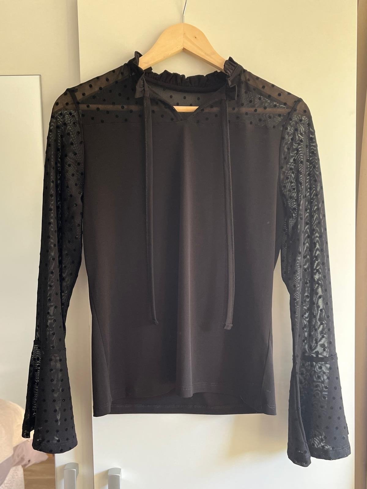 Zwart truitje met lange mouwen en stippen, maat 40/42, Kleding | Dames, Blouses en Tunieken, Ophalen of Verzenden, Zo goed als nieuw
