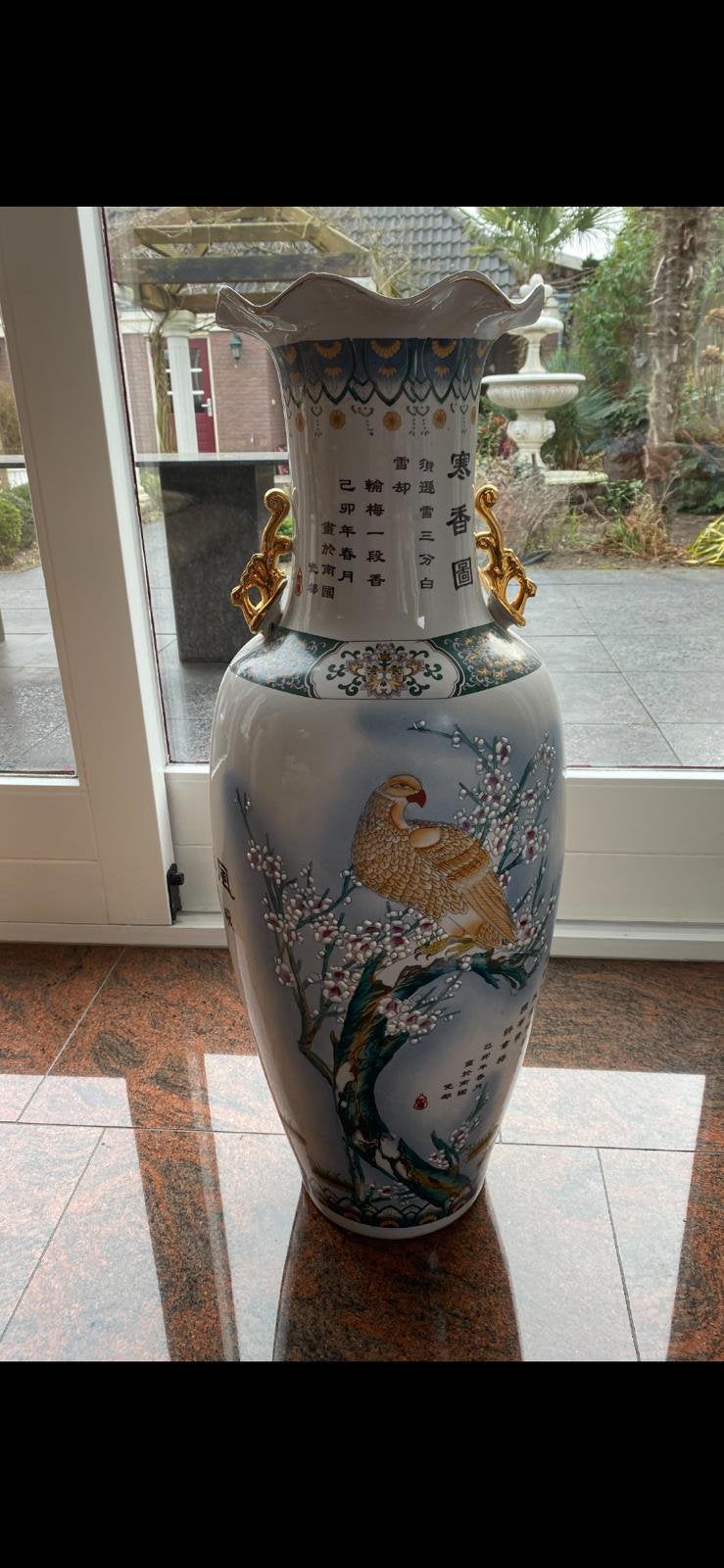 Grote chinese vaas met gouden handvatten., Ophalen