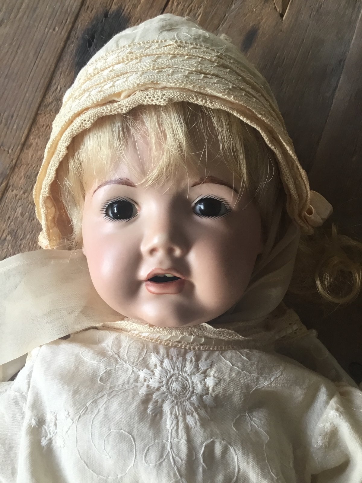 Antieke Porseleinen Pop met Blonde Krullen en Crèmekleurige, Ophalen of Verzenden