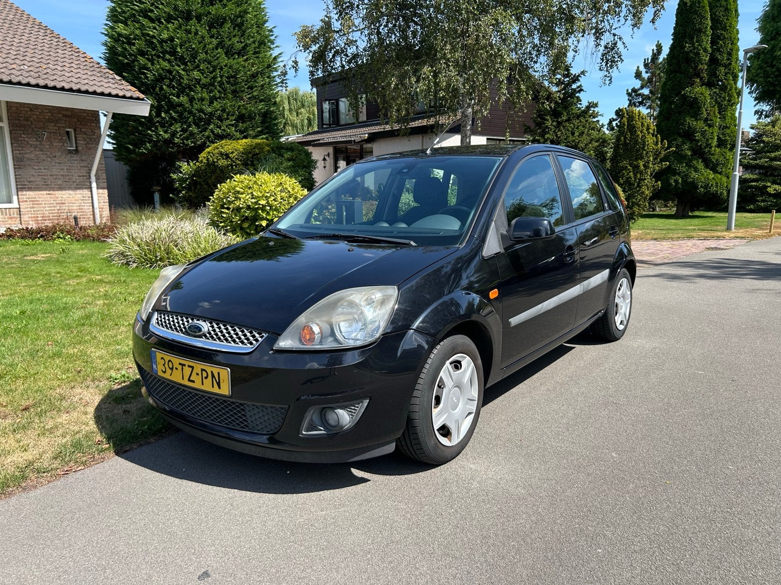 Ford Fiësta Ghia 1.6 5DR AUT 2007 Zwart, 1596 cc, 40 €/maand, Zwart, Zwart