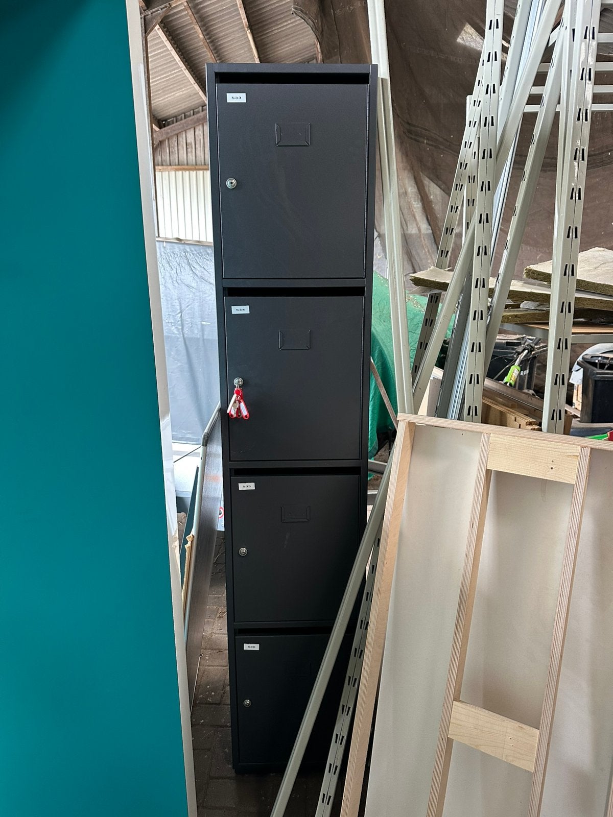 Locker kast met sleutels koopje !!!, Huis en Inrichting, Kasten | Lockerkasten, Ophalen of Verzenden, Zo goed als nieuw