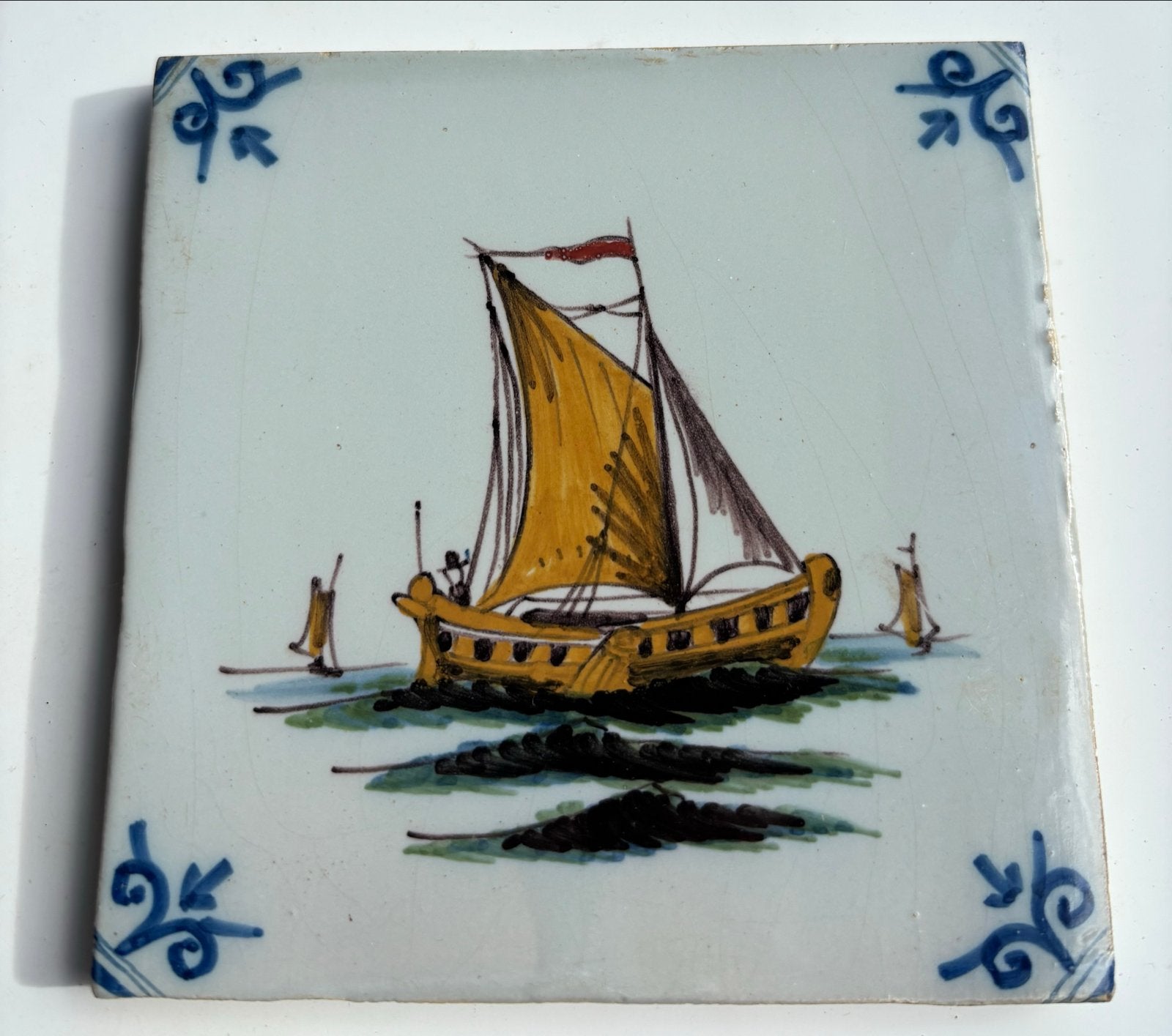 Antieke Tegel met Zeilschip, Antiek en Kunst, Ophalen of Verzenden