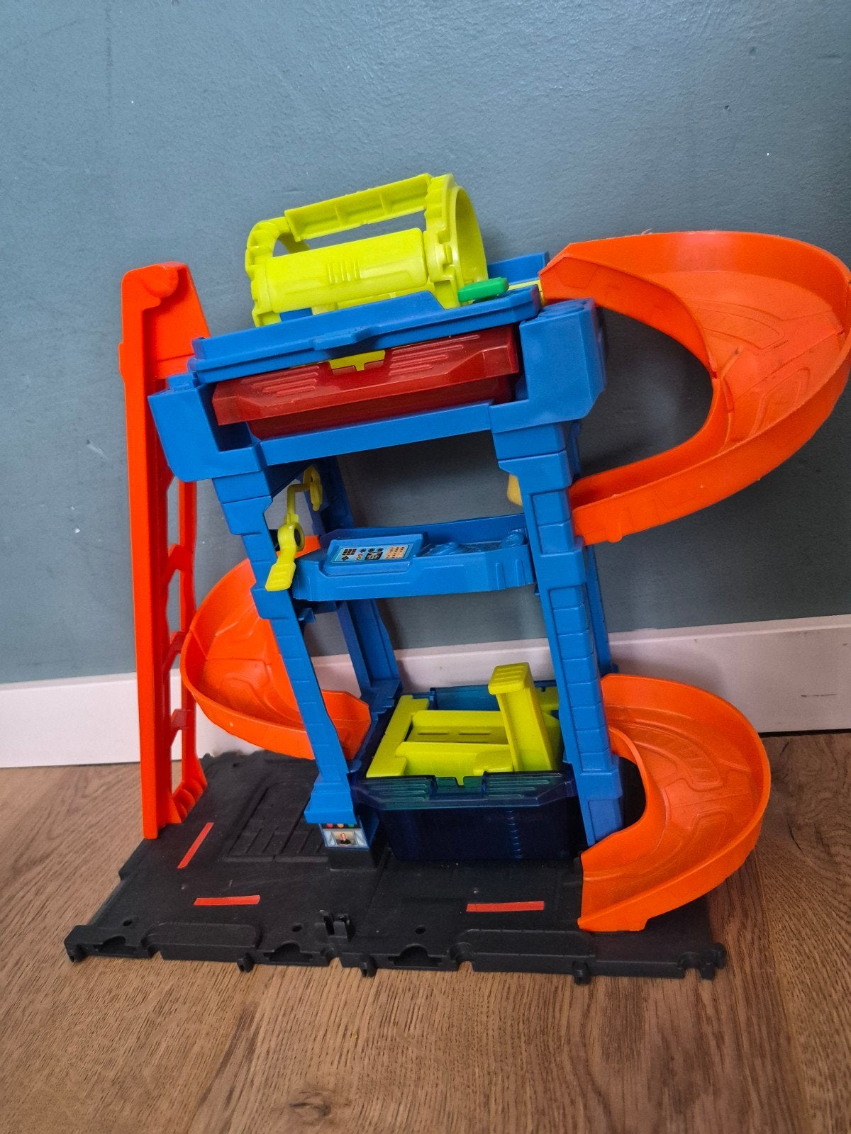 Hot Wheels speelset met 3 gratis auto's, Ophalen of Verzenden, Zo goed als nieuw