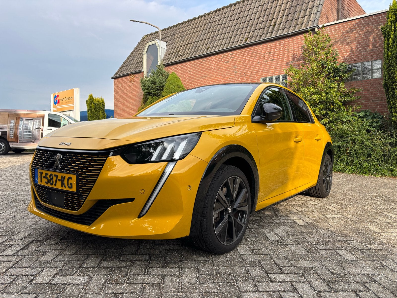 Peugeot 208GT EV 50kWh 136pk 2023 Geel, Auto's, Elektrisch, Particulier, 1430 kg, Te koop